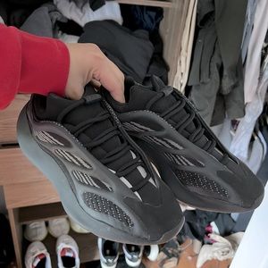 Yeezy 700 new - worn lightly comes with box